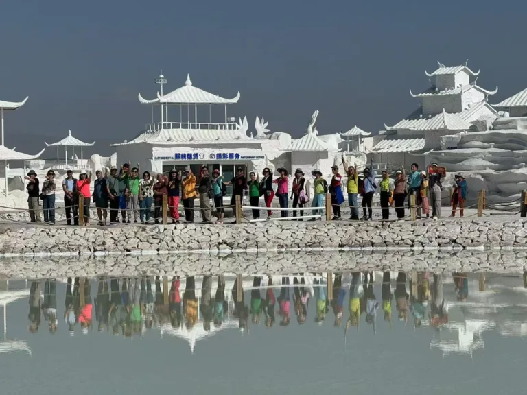 GoGo Tours travelers group photo at Chaka Salt Lake, Qinghai, China