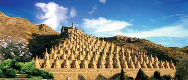 一百零八佛塔 青銅峽 One Hundred and Eight Stupas lined in rows on a hillside