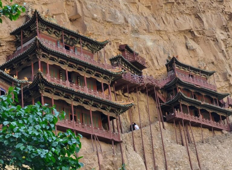 懸空寺 Hanging Temple built on cliffside near Mount Heng