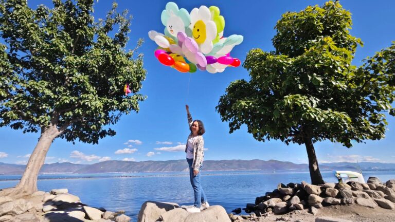 GoGo Tours travelers holding balloon in Dali